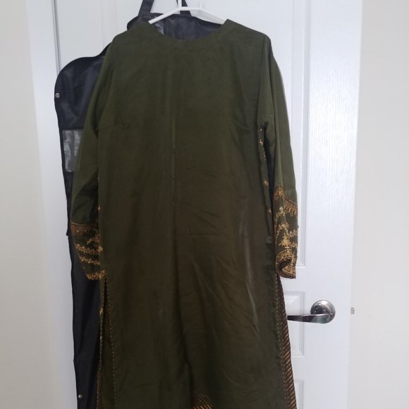 Full Shalwar Suit with Organza Dupatta - Picture 3 of 7